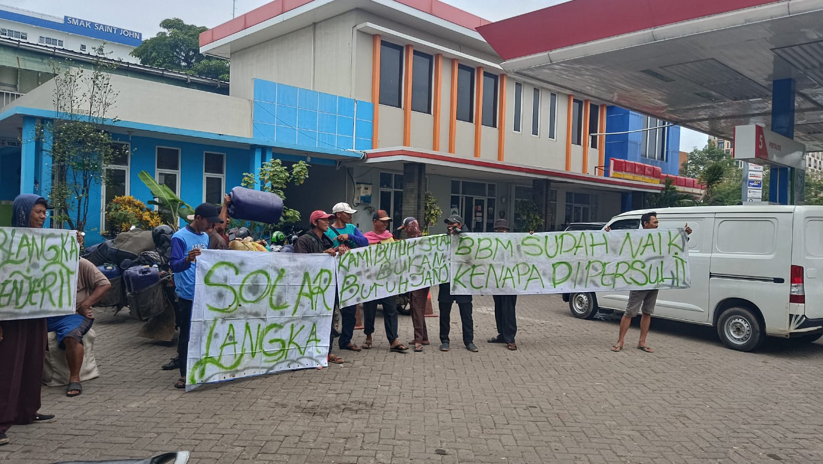 Aksi unjuk rasa petani Kabupaten Bekasi di SPBU terkait kelangkaan bahan bakar solar.