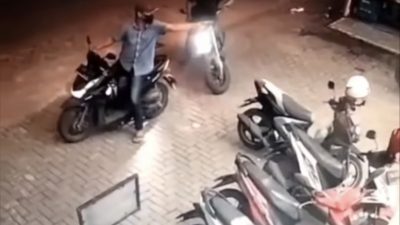 Tangkapan layar video maling saat menodongkan pistol saat beraksi di depan minimarket Kota Bekasi.