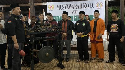 Peresmian Muskot IPSI Kota Bekasi ditandai dengan pemukulan gong oleh perwakilan IPSI Jabar, Asep di RM Joglo, Jatiasih.