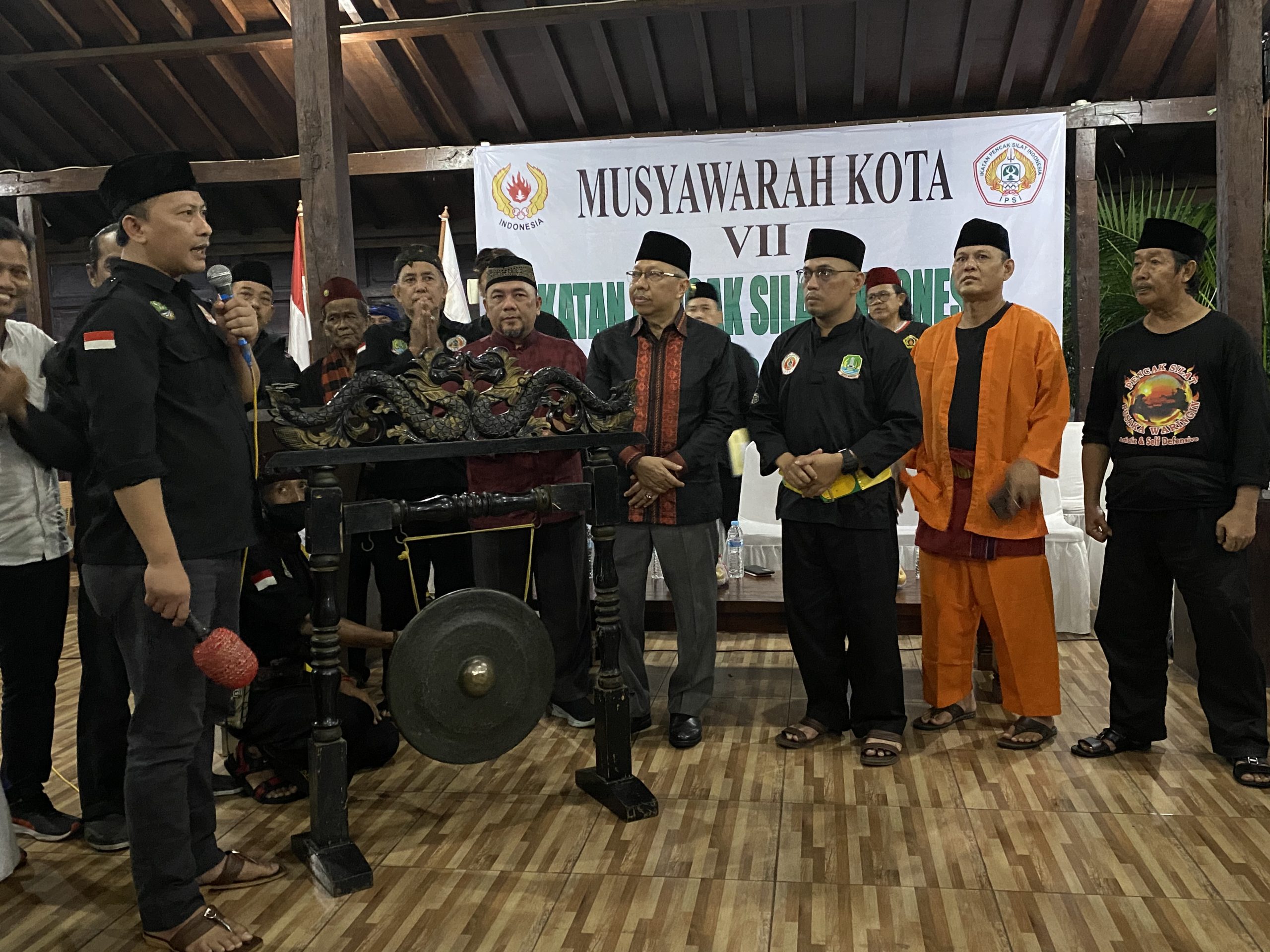 Peresmian Muskot IPSI Kota Bekasi ditandai dengan pemukulan gong oleh perwakilan IPSI Jabar, Asep di RM Joglo, Jatiasih.