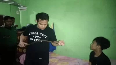 Polisi mencokok begal sadis yang beraksi menggunakan sajam di Bekasi.