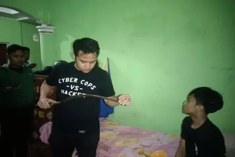 Polisi mencokok begal sadis yang beraksi menggunakan sajam di Bekasi.