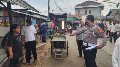 Polisi melakukan olah TKP Truk Mundur yang menewaskan balita.