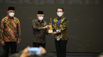 Wakil Presiden RI, KH. Ma’ruf Amin, didampingi Menteri Koordinator Bidang Pembangunan Manusia dan Kebudayaan (Menko PMK) RI memberikan pelakat penghargaan kepada Pj. Bupati Bekasi, Dani Ramdan.