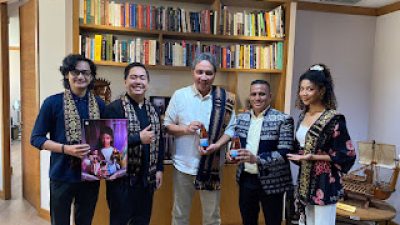 Produser Joseph Moris, sutradara Rinaldy Zulkarnain, dan Zsazsa Utari dari Teater svatuhari, melakukan kunjungannya ke Kantor Dirjen Kebudayaan bersama Wabup Sabu Raijua pada Senin (19/12/2022).