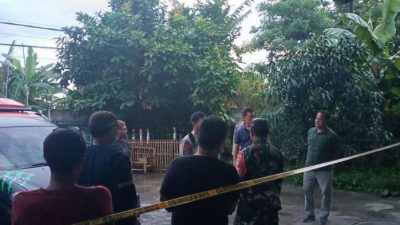 Petugas melakukan olah TKP di Cuci Steam.