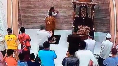 screnshoot kasus percobaan pemukulan imam salat terekam CCTV Masjid Ar Rahman, Pondok Gede.