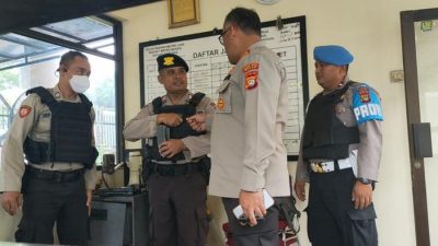 Pengecekan peugas oleh Kapolres Metro Bekasi Kombes Gidion Arif Setyawan