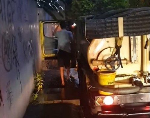 Screnshoot video truk tinja diduga buang limbahnya di saluran air Jalan Irigasi, Bekasi Selatan.