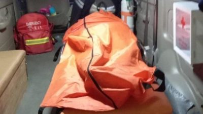 Jasad pengamen ondel - ondel dibungkus kantung jenazah. Foto: Istimewa