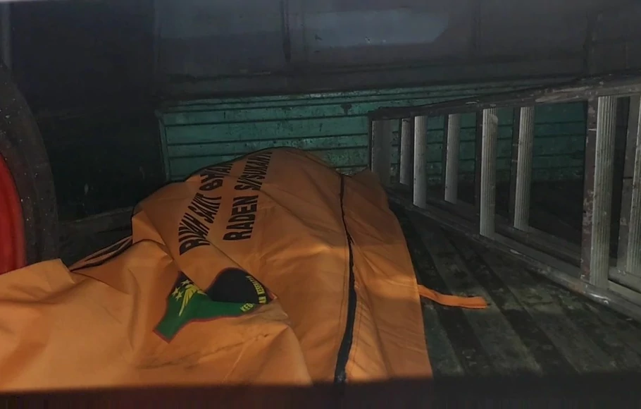 Jasad pria di masukan ke dalam kantong jenazah oleh Polsek Bekasi Selatan.