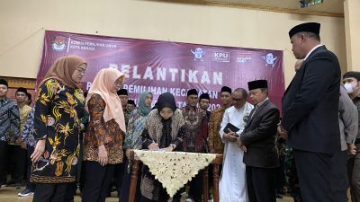Penandatanganan integritas secara simbolis oleh perwakilan PPK disaksikan oleh Plt Wali Kota Bekasi Tri Adhianto, Ketua KPU Kota Bekasi Nurul Sumarheni dan Forkopimda, Rabu (4/1/2023). Foto: Gobekasi.id