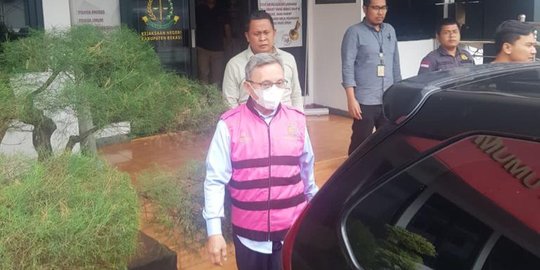 mantan Kepala Dinas Pertanian Perkebunan dan Kehutanan berinisial AK