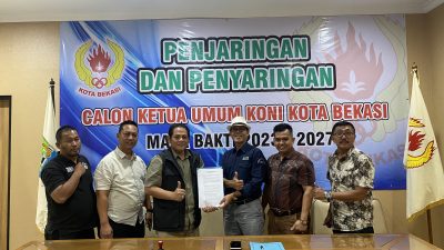 Arif Rahman Hakim (tiga dari kiri) saat mengambil form pendaftaran bacalon Ketum KONI Kota Bekasi.