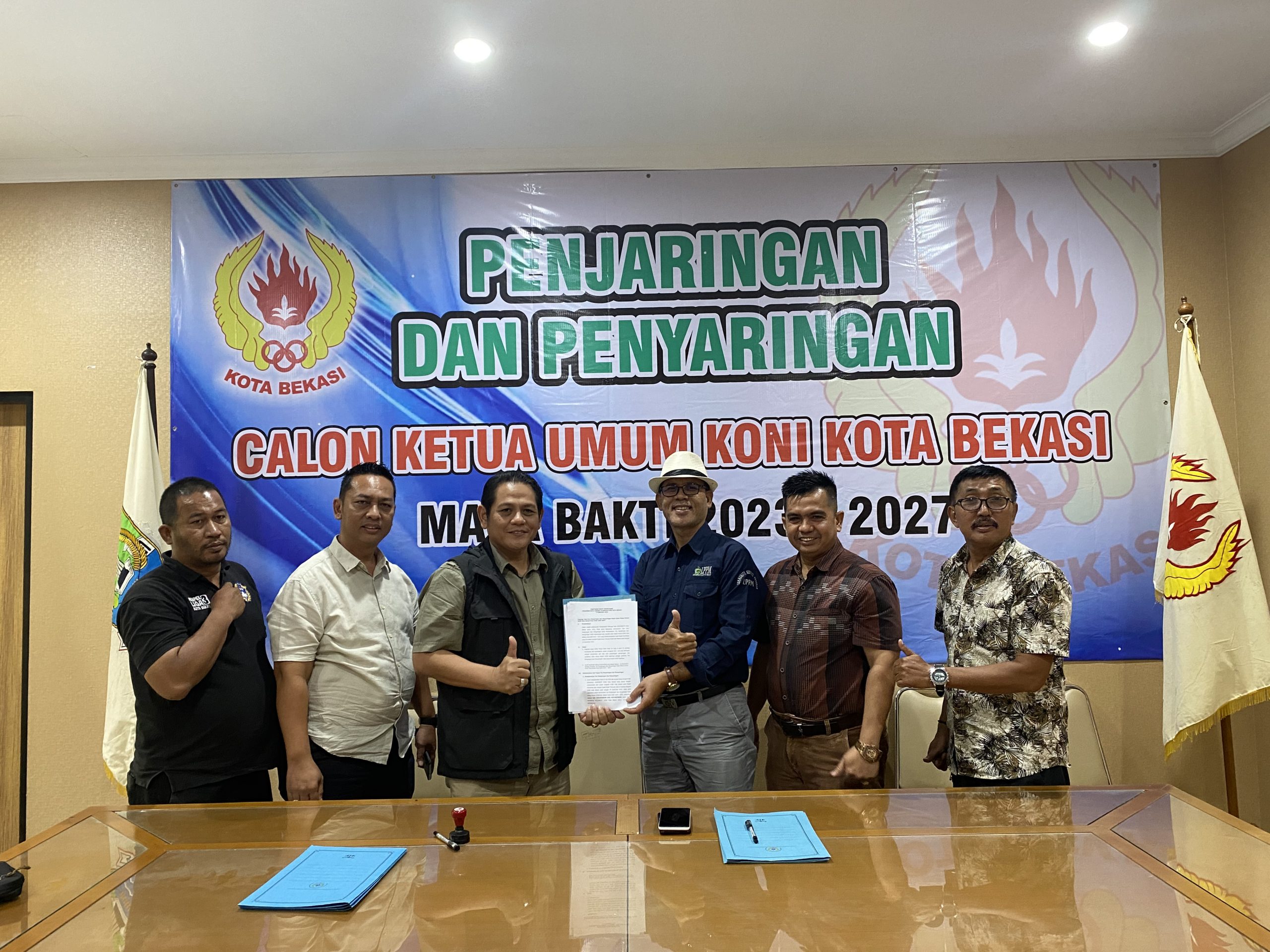 Arif Rahman Hakim (tiga dari kiri) saat mengambil form pendaftaran bacalon Ketum KONI Kota Bekasi.