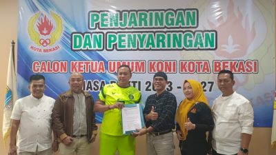 Plt Wali Kota Bekasi saat mengambil form pendaftaran Bacalon Ketum KONI Kota Bekasi. Foto: Gobekasi.id