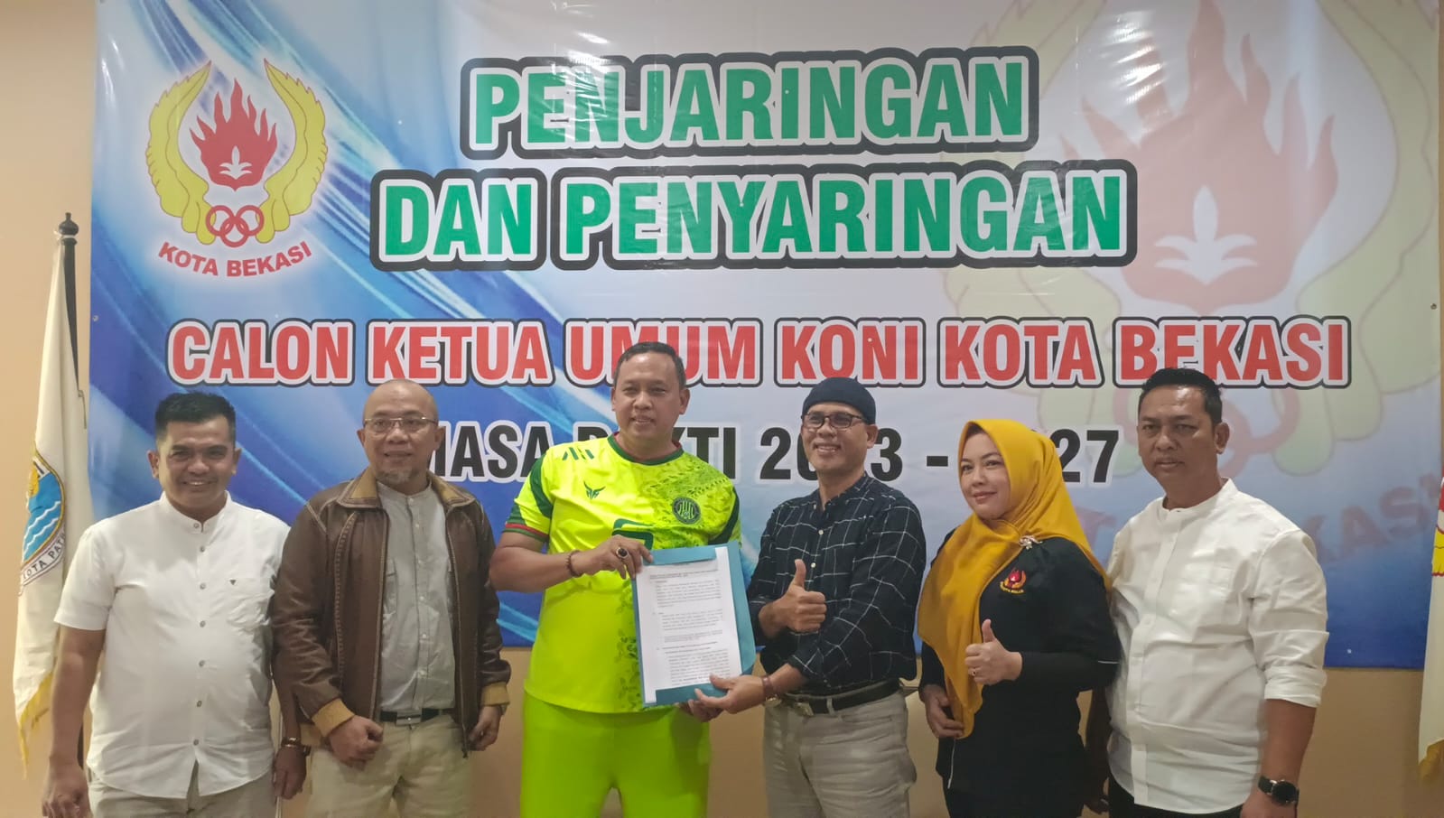 Plt Wali Kota Bekasi saat mengambil form pendaftaran Bacalon Ketum KONI Kota Bekasi. Foto: Gobekasi.id