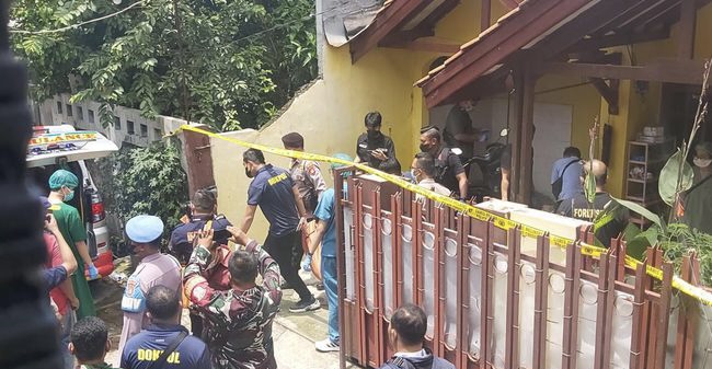 Polisi saat melakukan olah TKP kasus pembunuhan di Bekasi Utara. Foto: Istimewa