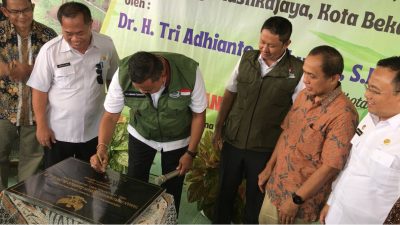 Plt Wali Kota Bekasi Tri Adhianto Tjahyono meresmikan Taman Dukuh Zamrud, Rabu (8/2/2023). Foto: Istimewa