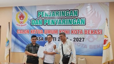 Bacalon Ketum KONI Kota Bekasi Marcus Gea (tengah) saat ambil form pendaftaran. Foto: Gobekasi.id
