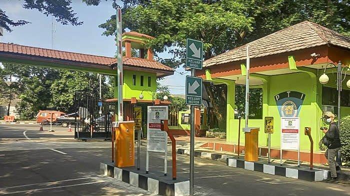 Palang pintu otomatis di kompleks Pemkot Bekasi berlaku. Foto: Istimewa