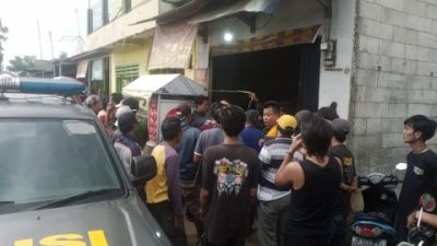 Polisi melakukan olah TKP di lokasi pembunuhan wanita pedagang ayam goreng.
