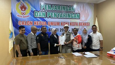 Ekowati secara resmi menyerahkan formulir pendaftaran sebagai Bacalon Ketum KONI Kota Bekasi.