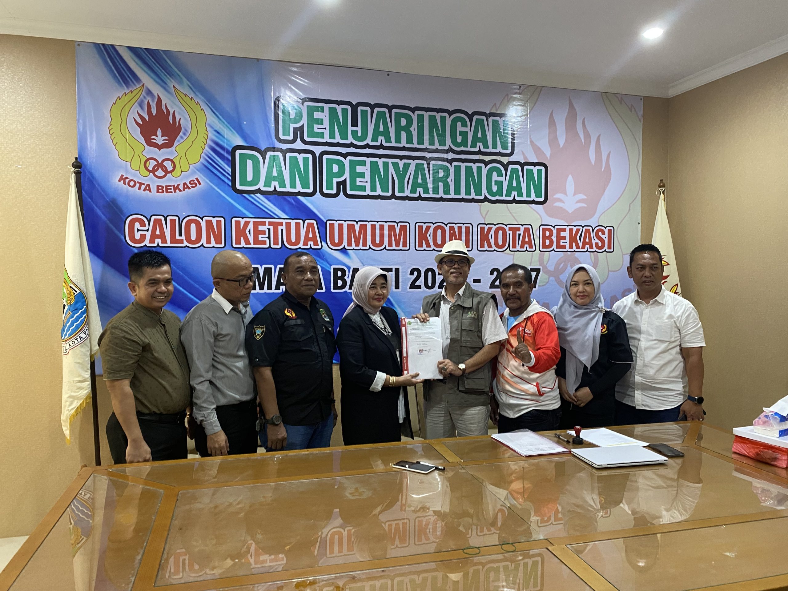 Ekowati secara resmi menyerahkan formulir pendaftaran sebagai Bacalon Ketum KONI Kota Bekasi.