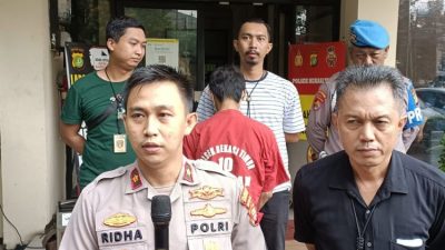 Kapolsek Bekasi Timur Kompol Ridha Poetra Aditya menggelar konferensi pers perkara penikaman cewek open BO. Foto: Istimewa