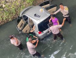 Mobil Terjun ke Parit Tewaskan Satu Orang Lansia