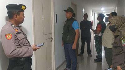 Petugas Satpol PP Kota Bekasi saat melakukan penyisiran operasi yustisi di apartemen. Foto: Istimewa