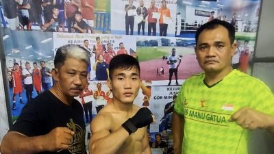 Atlet Tinju Kota Bekasi Mongol Nias (tengah) bersama pelatih Marcus Gea (kanan). Foto: Istimewa