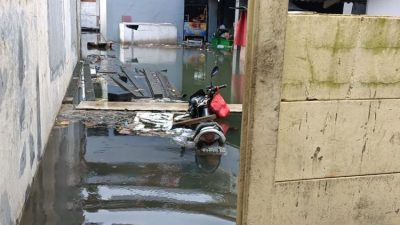 Kondisi banjir menahun di Jalan Ir.H Juanda, Gang Cue, Kelurahan Duren Jaya, Bekasi Timur, Kota Bekasi yang tak kunjung surut. Foto: Istimewa