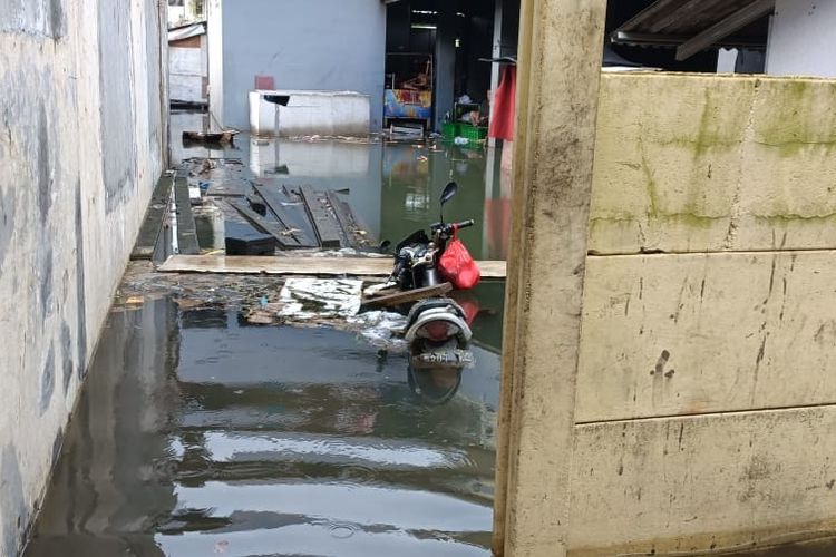 Kondisi banjir menahun di Jalan Ir.H Juanda, Gang Cue, Kelurahan Duren Jaya, Bekasi Timur, Kota Bekasi yang tak kunjung surut. Foto: Istimewa