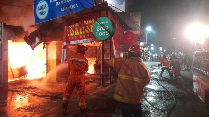 Disdamkar Kota Bekasi saat melakukan pemadaman tiga kios yang terbakar di Pondok Gede, Rabu (22/3/2023) dini hari.