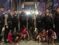 Jam Sahur, Pemuda Ini Malah Tenteng Sajam Keliling Jalanan