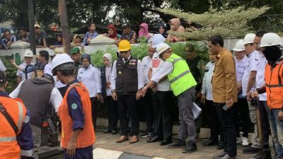 Ridwan Kamil saat berkunjung ke Kota Bekasi meninjau kondisi jalan menjelang musim mudik Lebaran 2023. Foto: Istimewa
