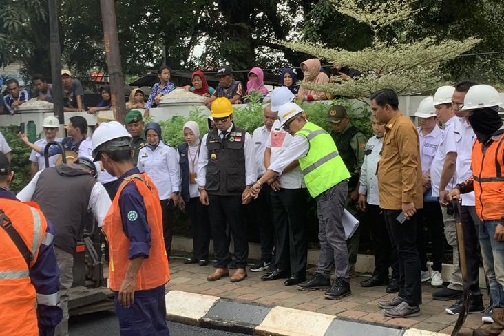 Ridwan Kamil saat berkunjung ke Kota Bekasi meninjau kondisi jalan menjelang musim mudik Lebaran 2023. Foto: Istimewa