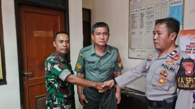 Penyerahan TNI Gadungan ke Polsek Jatiasih. Foto: Istimewa
