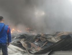 Gudang Plastik di Bantargebang Kebakaran Sejak Dini Hari, Belum Padam Sampai Sekarang