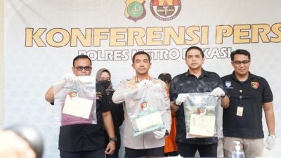 Kapolres Metro Bekasi, Kombes Benediktus Twedi Aditya Bennyahdi saat menggelar konferensi pers gelar perkara pencabulan dan pembunuhan bayi. Foto: Istimewa