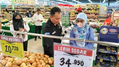 BKPN bersama Disperindag Kota Bekasi saat meninjau harga bahan pangan jelang Idulfitri 2023.