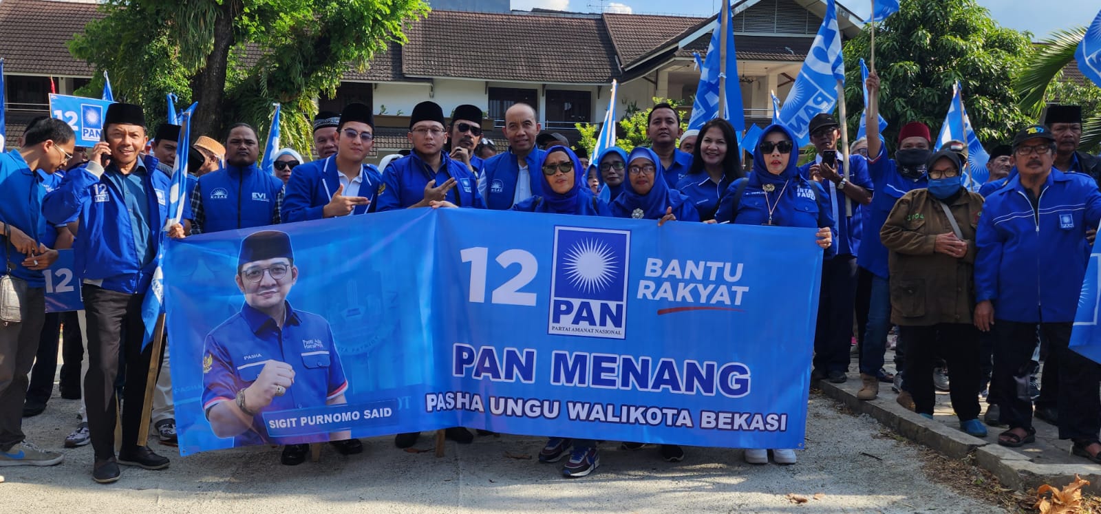 PAN Kota Bekasi melakukan longmarch ke KPU Kota Bakasi saat pendaftaran Bacaleg sekaligus membawa spanduk Pasha Ungu yang dijagokan pada Pilkada 2024. Foto: Gobekasi.id