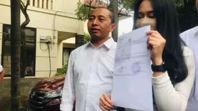 Anggota DPRD Kabupaten Bekasi, Nyumarno saat mendampingi korban pelecehan seksual oleh oknum atasan perusahaan saat melapor ke Mapolres Metro Bekasi, Minggu (7/5/2023).