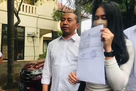 Anggota DPRD Kabupaten Bekasi, Nyumarno saat mendampingi korban pelecehan seksual oleh oknum atasan perusahaan saat melapor ke Mapolres Metro Bekasi, Minggu (7/5/2023).