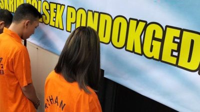 Pasangan sejoli OS (27) dan IS (19) di Polsek Pondok Gede. Foto: Istimewa