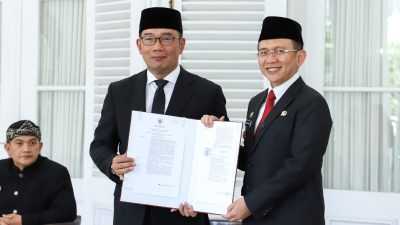 Gubernur Jawa Barat Ridwan Kamil menyerahkan SK perpanjangan Pj Bupati Bekasi kepada Dani Ramdan. Foto: Istimewa