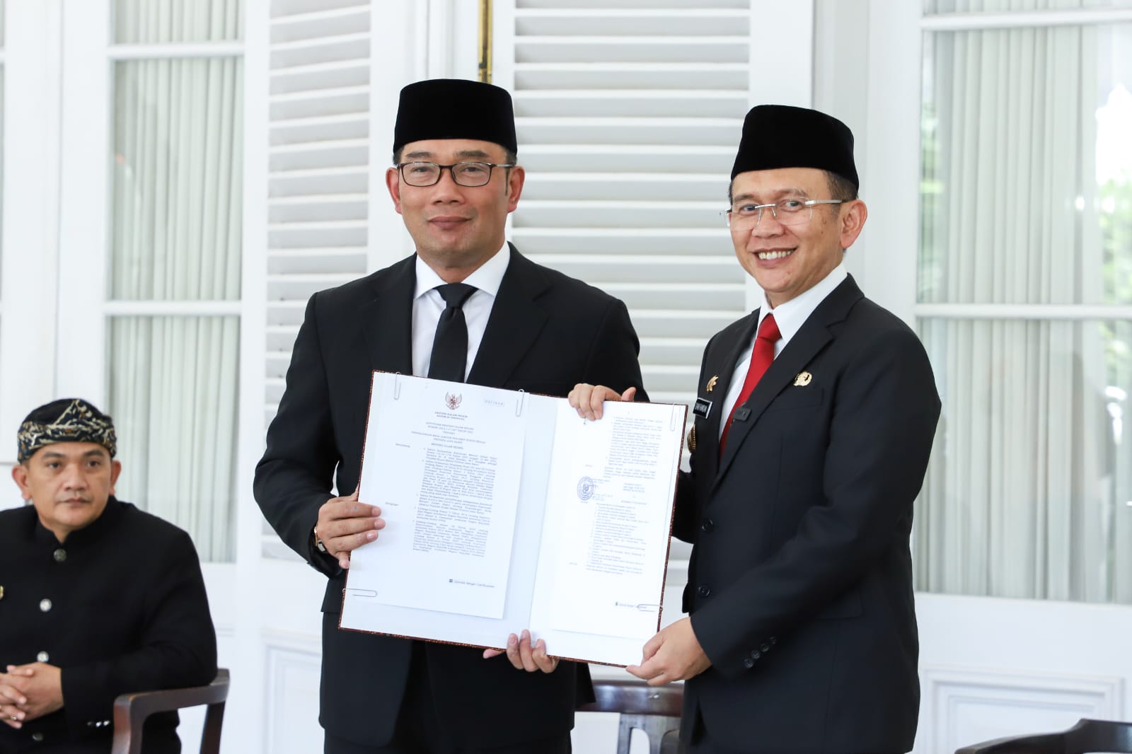 Gubernur Jawa Barat Ridwan Kamil menyerahkan SK perpanjangan Pj Bupati Bekasi kepada Dani Ramdan. Foto: Istimewa