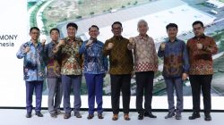 Pj Bupati Bekasi Dani Ramdan mendampingi Gubernur Jawa Barat melakukan peletakan batu pertama pembangunan pabrik industri baterai kendaraan listrik. Foto: Istimewa