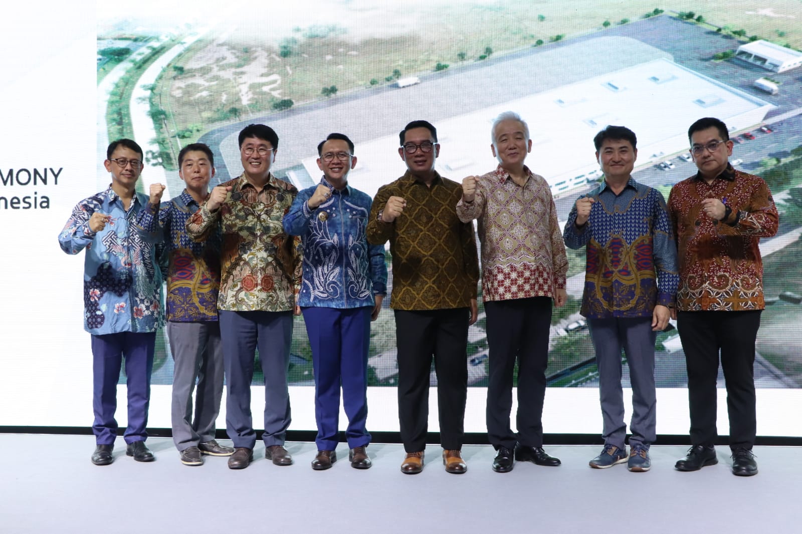 Pj Bupati Bekasi Dani Ramdan mendampingi Gubernur Jawa Barat melakukan peletakan batu pertama pembangunan pabrik industri baterai kendaraan listrik. Foto: Istimewa